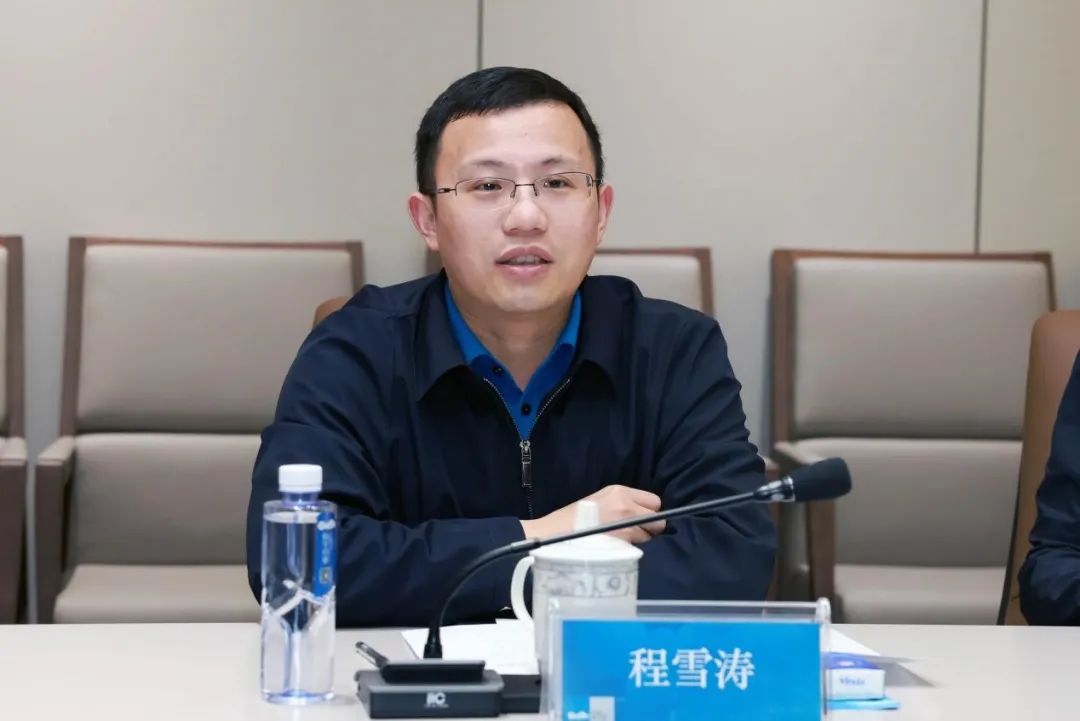 考察过程中,程雪涛书记一行先后参观公司产品展厅,研发中心,听取并