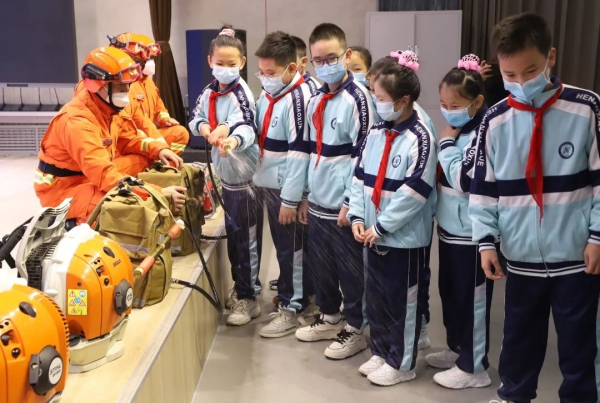 日前,延边州森林消防支队以春季开学为契机,走进延吉市河南小学开展"