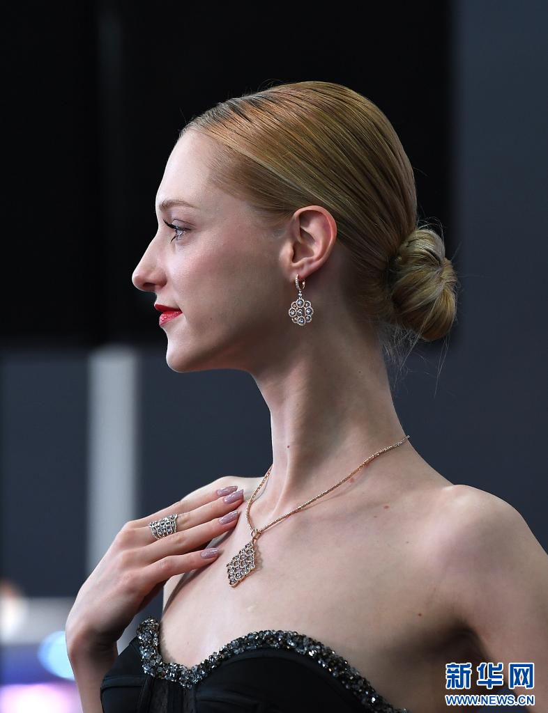 3月1日,模特在珠宝展上展示饰品.&nbsp; 新华社记者 陈铎 摄&nbsp