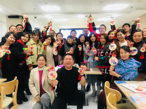 　　(中国飞鹤组织齐齐哈尔市农村地区校长、老师到北京中关村一小进行交流)