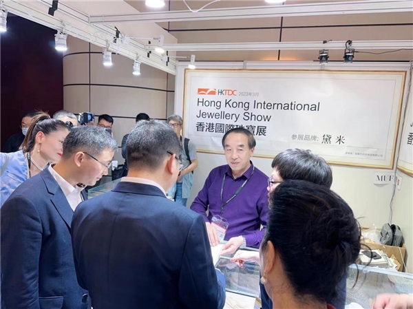 　　图为黛米集团总顾问郑宗斌向绍兴市委常委、诸暨市委书记沈志江一行介绍宣传手册