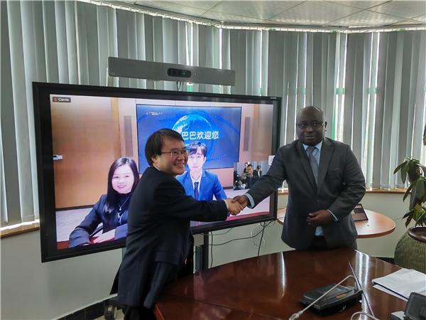 　　图：卢旺达投资发展局与阿里国际站签署电商合作协议，浙江省商务厅副厅长张钱江见证签约