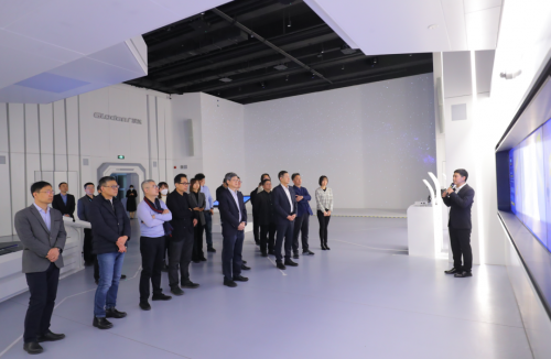 　　参观广联达数字建筑展厅