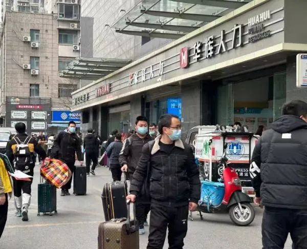 这片区域属于中华园,是昆山劳务中介最密集的地方,也被称为昆山的"