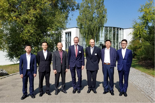 　　(梁澜之带队接待知名机械工程企业专家的到访，右一为梁澜之)