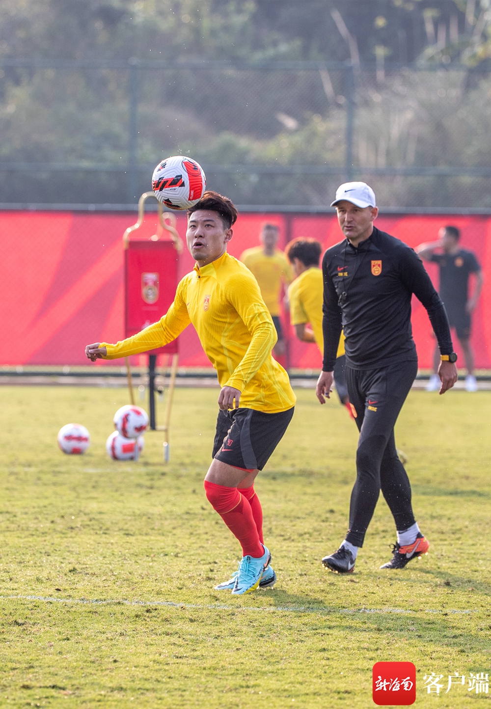 中国男足抵达海口开启今年首期集训 武磊现身训练场