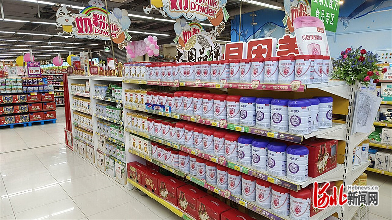 2月25日,石家庄市裕华区一超市奶粉售卖区,摆放的多是新国际产品.