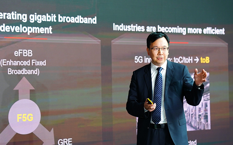 华为公司高级副总裁、ICT产品与解决方案总裁杨超斌发表“触手可及，携手迈进5.5G时代”主题演讲