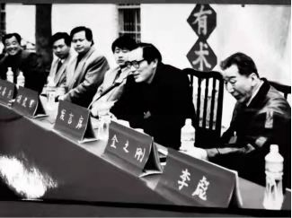 　　图8 李彪教授(右二)代表学会对“戚氏孕育法”给予高度评价,金之刚教授(右一)