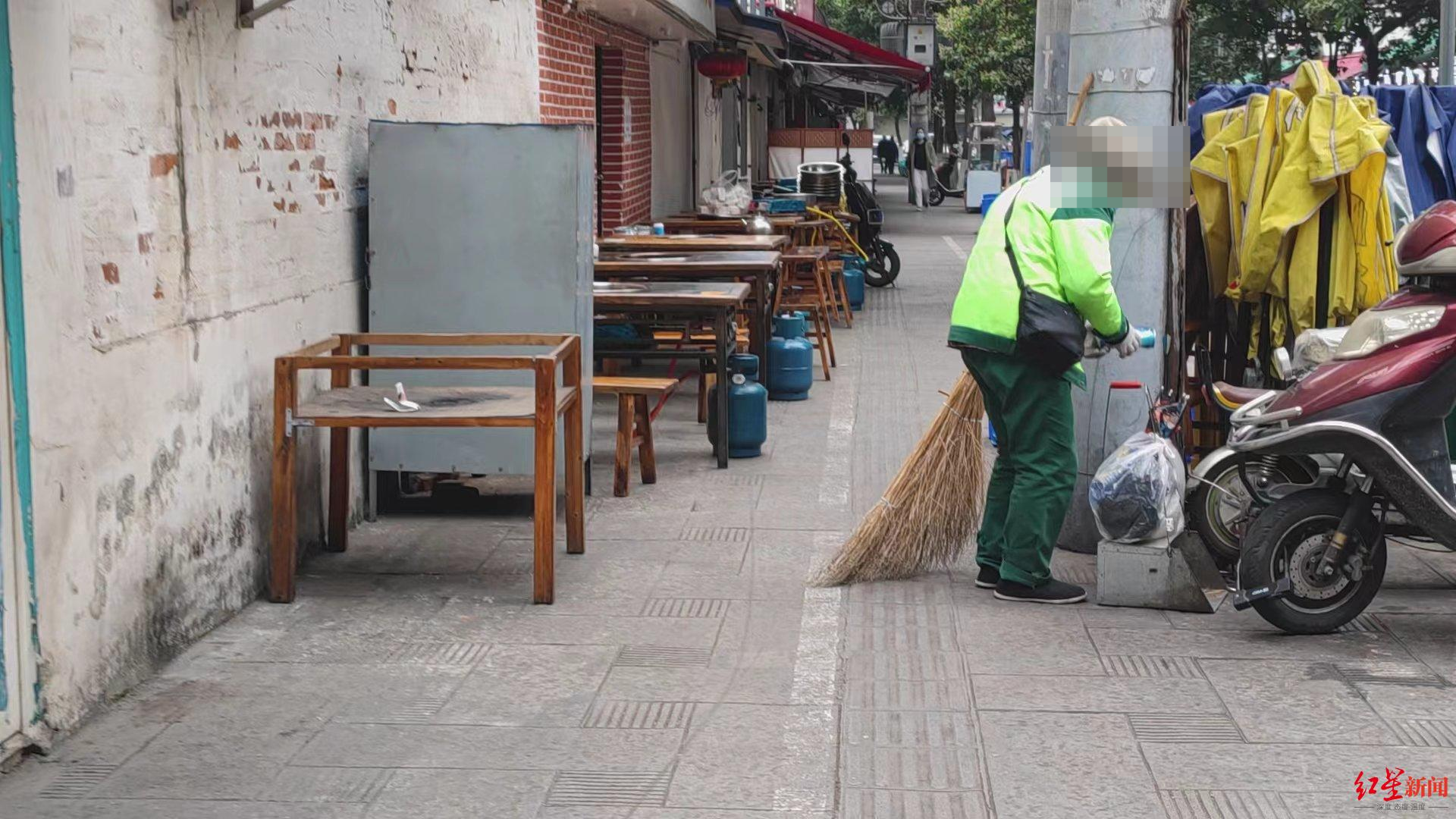 ▲餐饮店桌椅和液化气罐摆在人行道上