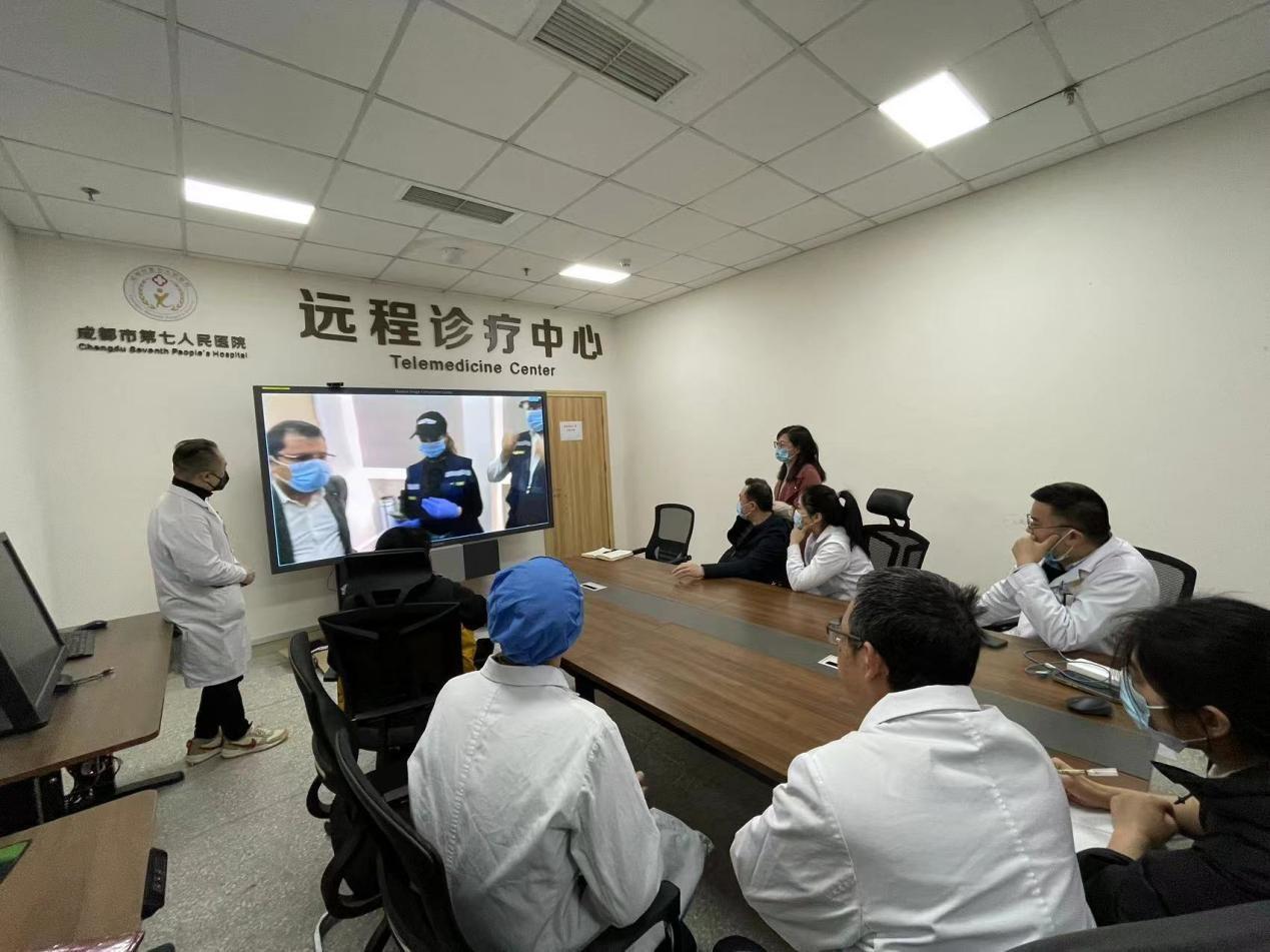 　　成都市七医院医生参与远程会诊