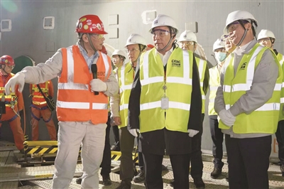 　　宋海良(中)调研中国能建承建的“国和一号”第三代核电示范工程项目