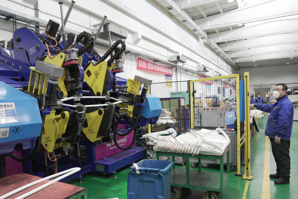 在哈电集团佳木斯电机股份有限公司生产车间,工作人员在操控数控设备.