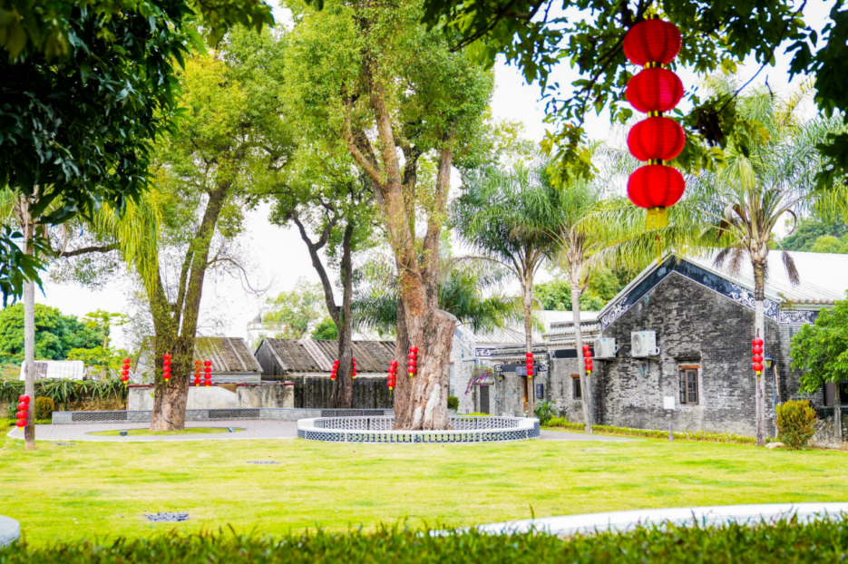 在南水镇下金龙村第首花园与城市花园东侧,一条蜿蜒的小路从绿油油的