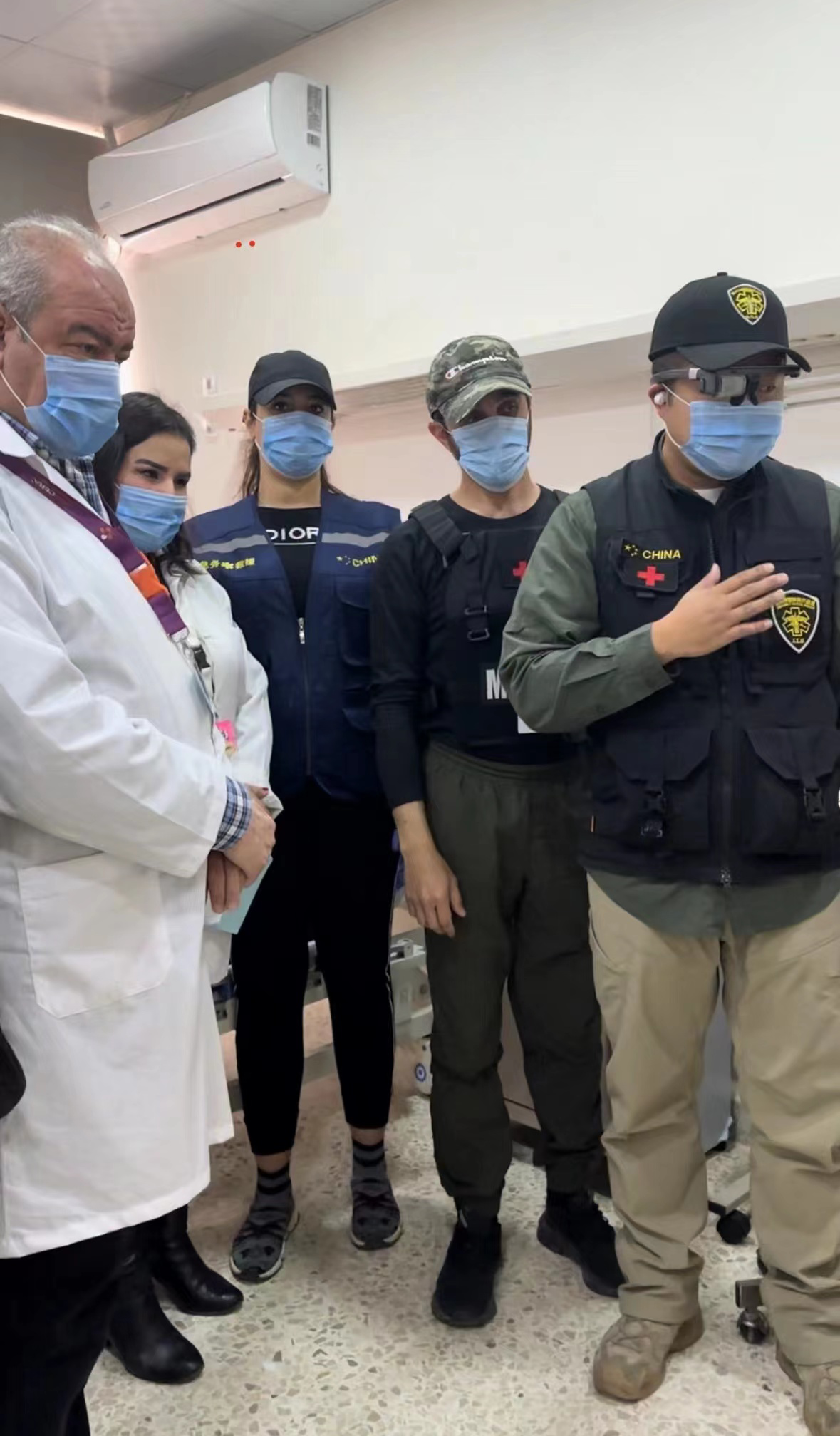 　　张教官(右一)与当地医生