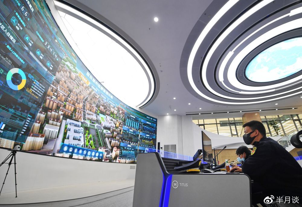 工作人员在雄安新区容东城市运营管理中心监管平台工作(2022年3 929