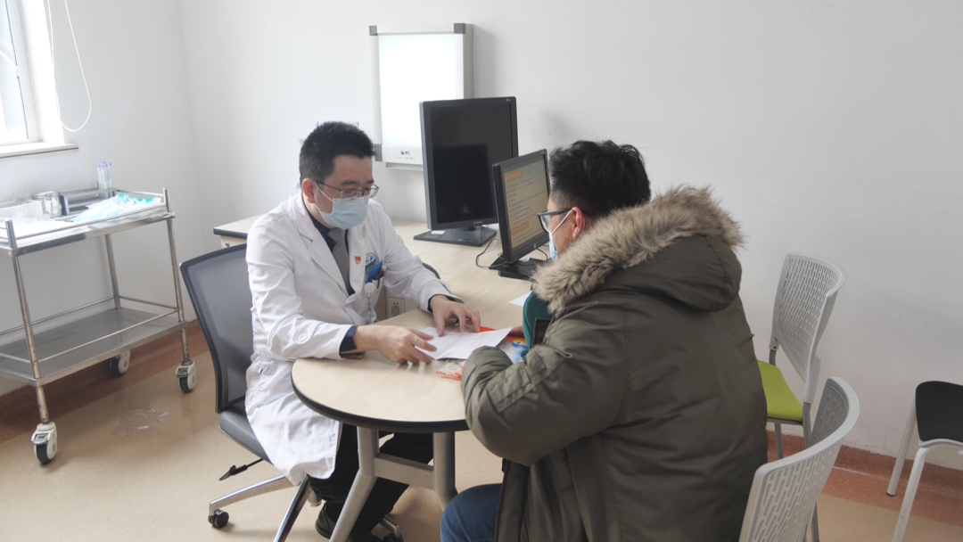 汪明医生正在帮一名患者看诊.受访者供图