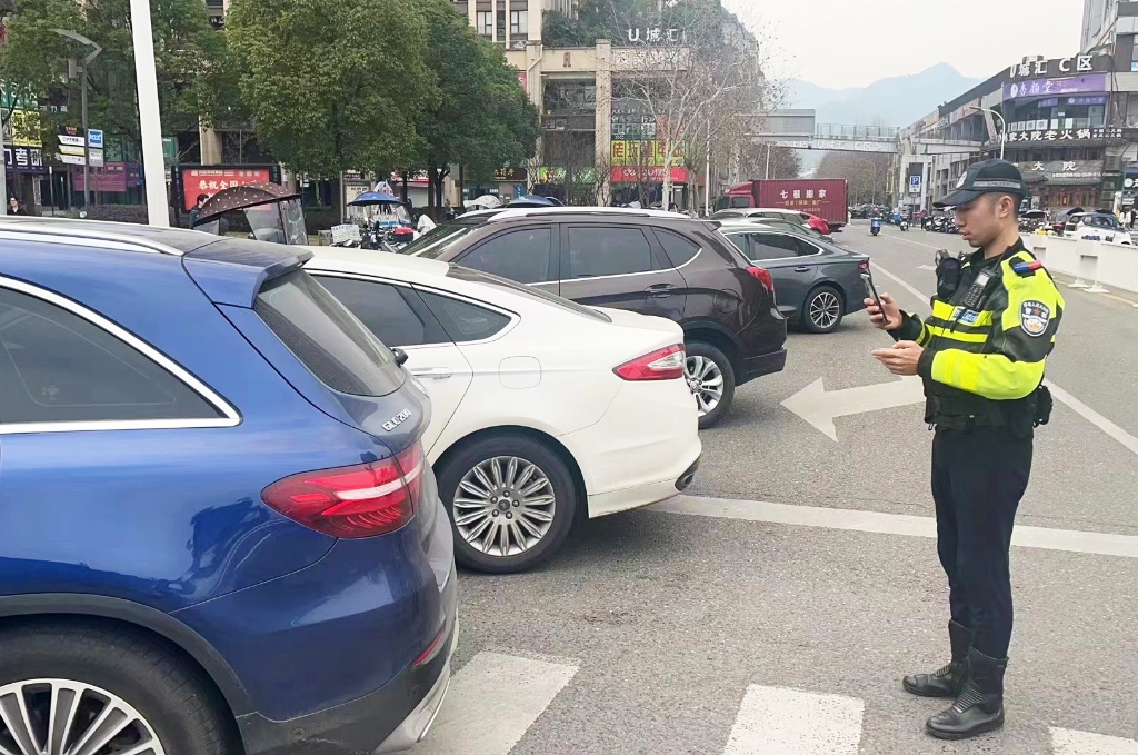 端讯(记者 张勇)记者从重庆高新区警方获悉,为进一步规范道路停车秩序