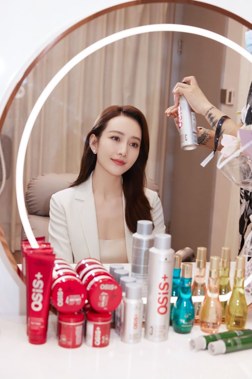 　　图：施华蔻品牌星推官王鸥女士现场体验施华蔻明星产品