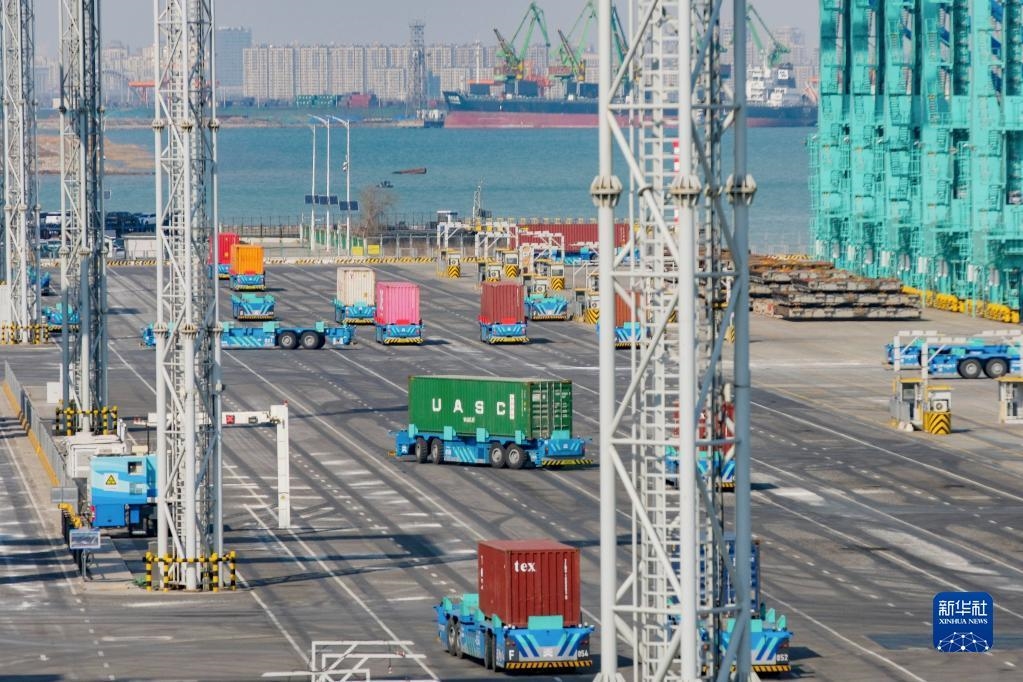 智能水平运输机器人在天津港全物联网集装箱码头作业（2月21日摄）。新华社记者 张铖 摄