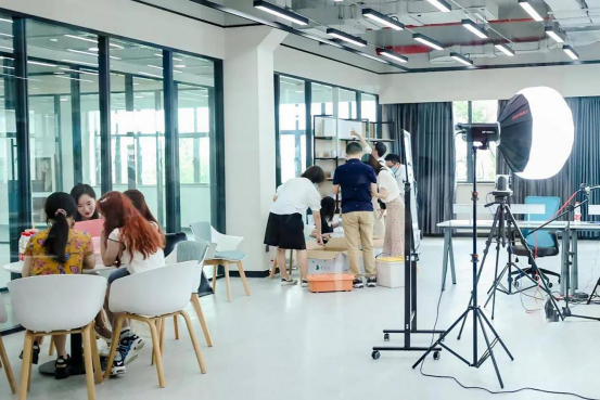 　　(索象滨江直播基地)