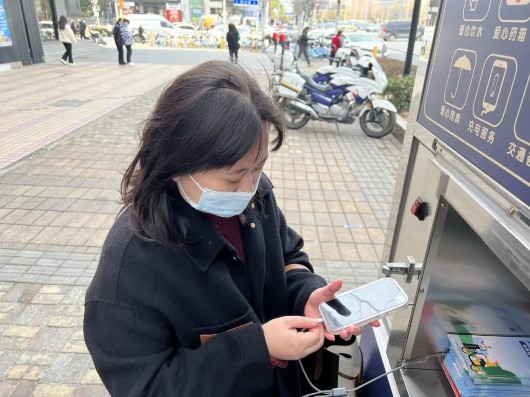 "我们的便民服务站里有打气筒,我带你过去,帮你打气.