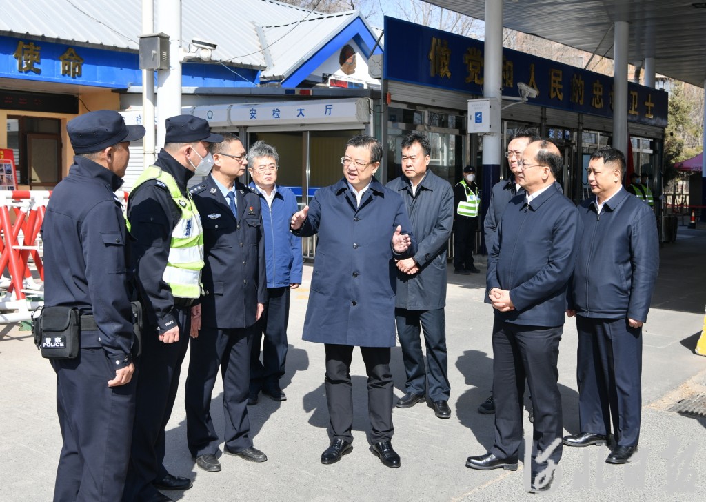 3月2日,省委书记,省人大常委会主任倪岳峰在大厂谭台公安检查站调研.