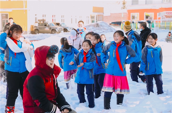 　　(图为与小学进行户外自然知识分享)