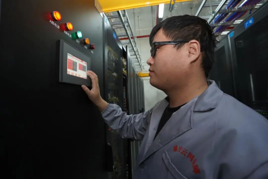 中国联通技术人员在容东接入机房进行日常维护