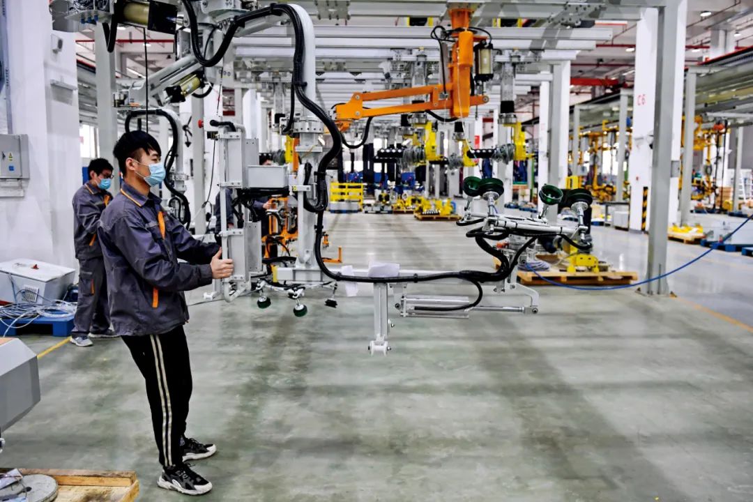 2022年5月18日，上海松江，科大智能工作人员在测试运用于生产流水线上的机器人手臂。摄影/本刊记者 田雨昊 