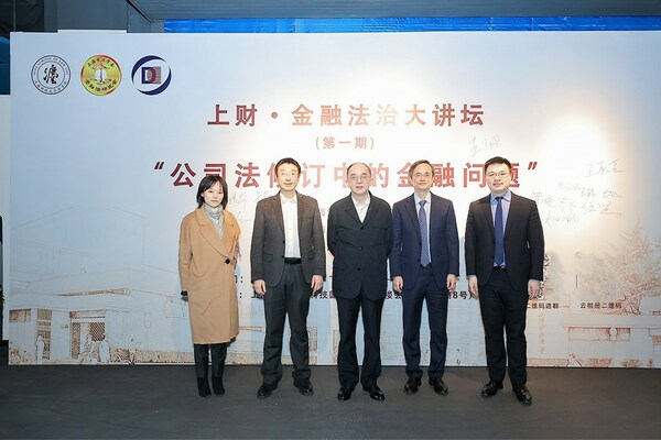 　　段和段律师事务所参会律师和朱晓喆教授(左二)