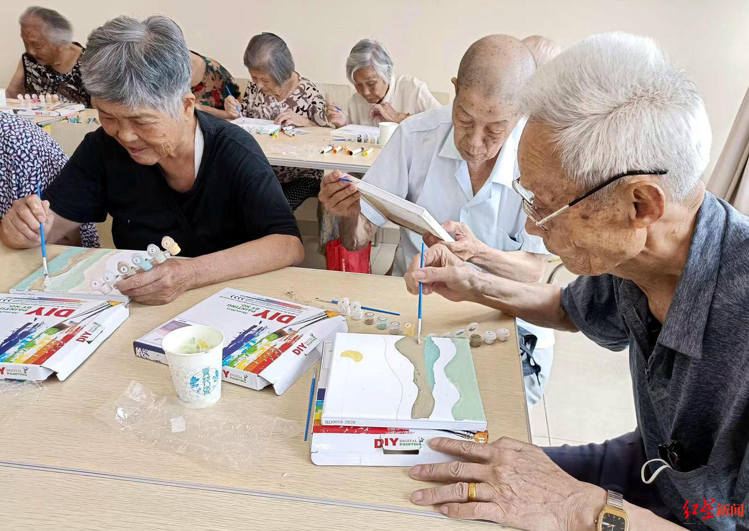 ↑苏州相城区的一家日间照料中心 据视觉中国