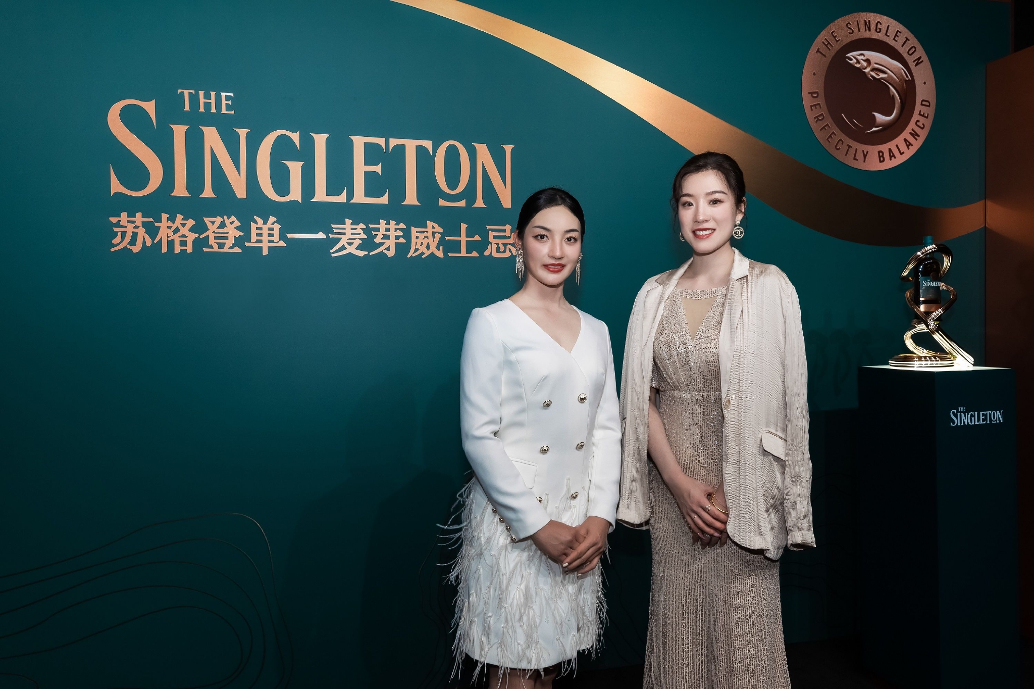 　　图4:女子高尔夫职业球员张婕娜琳女士(右)与黄雪婷女士(左)