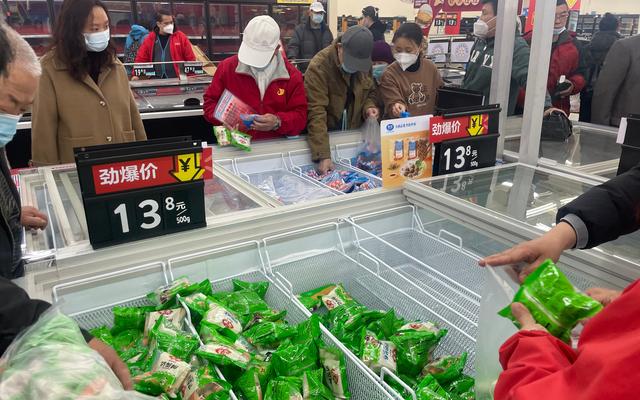 沃尔玛超市建国路店内消费者正在购买打折商品。新京报记者 于桂桂 摄