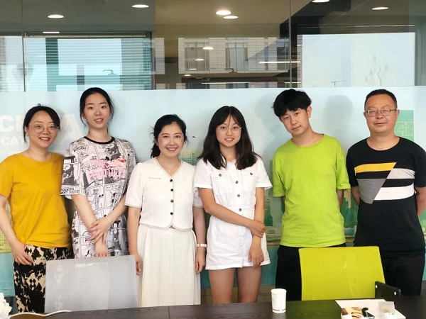 　　D同学(右二)与爸爸和美中学子/家长开展辩论赛