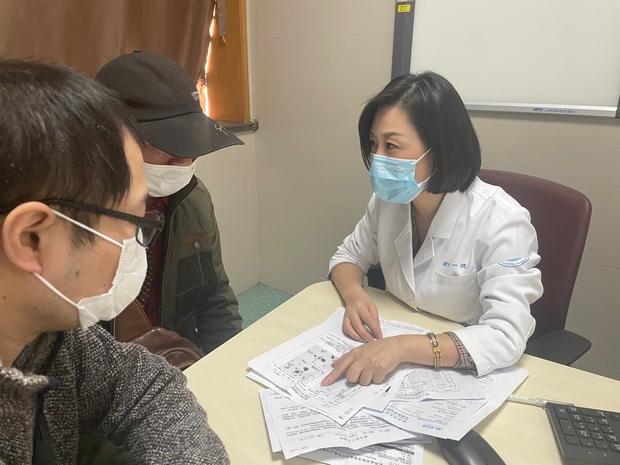 浙江大学医学院附属第一医院血液科执行主任佟红艳(右一)为病人诊疗.