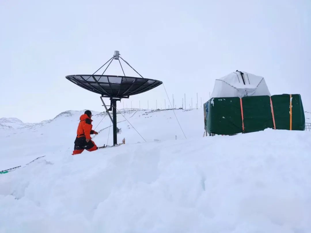 暴风雪过后，极地科考人员检查设备。