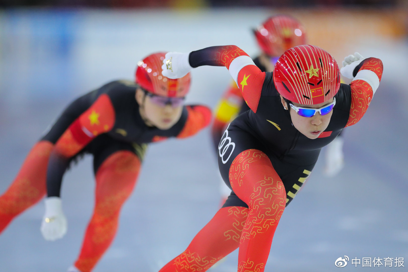 冬奥速度滑冰3000米赛场，这位驰骋的新疆姑娘吸粉无数(含视频)_手机新浪网
