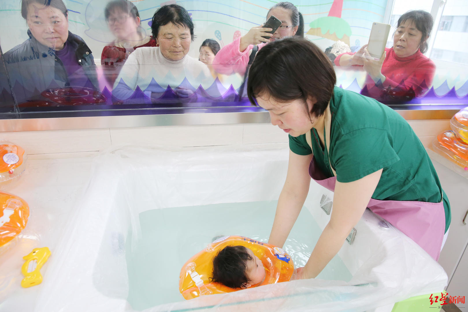 ↑江苏省南通市第六人民医院六院婴儿游泳中心 据视觉中国