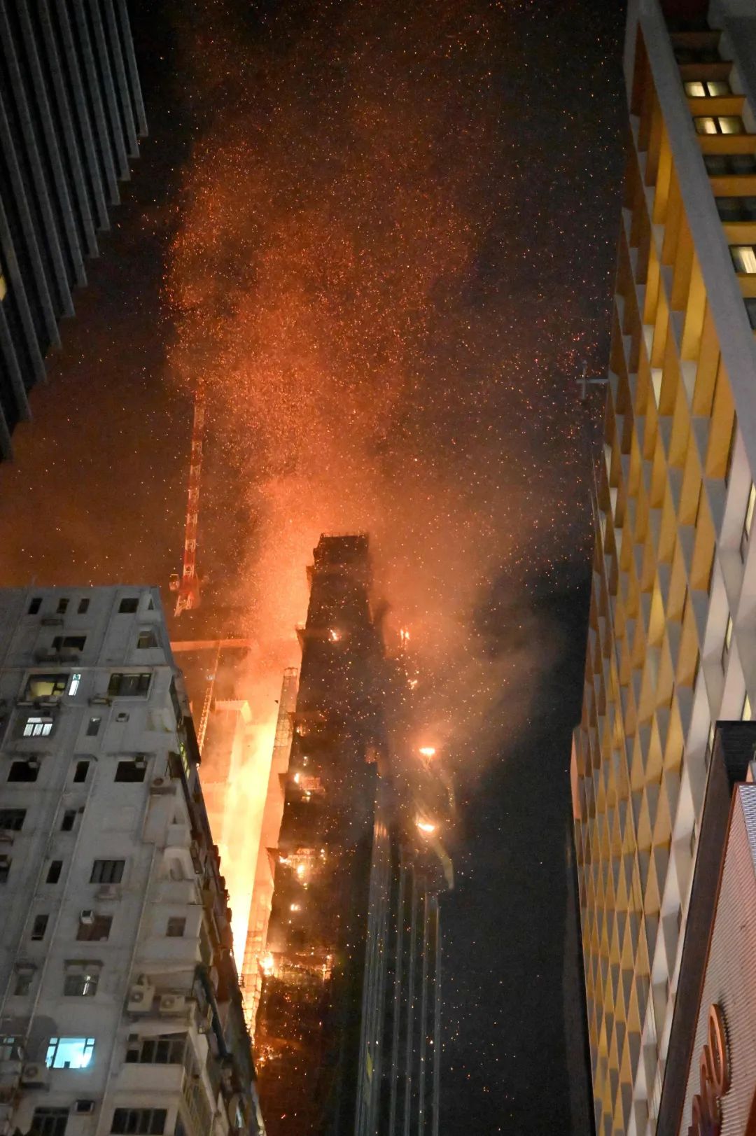 香港闹市大楼起火!