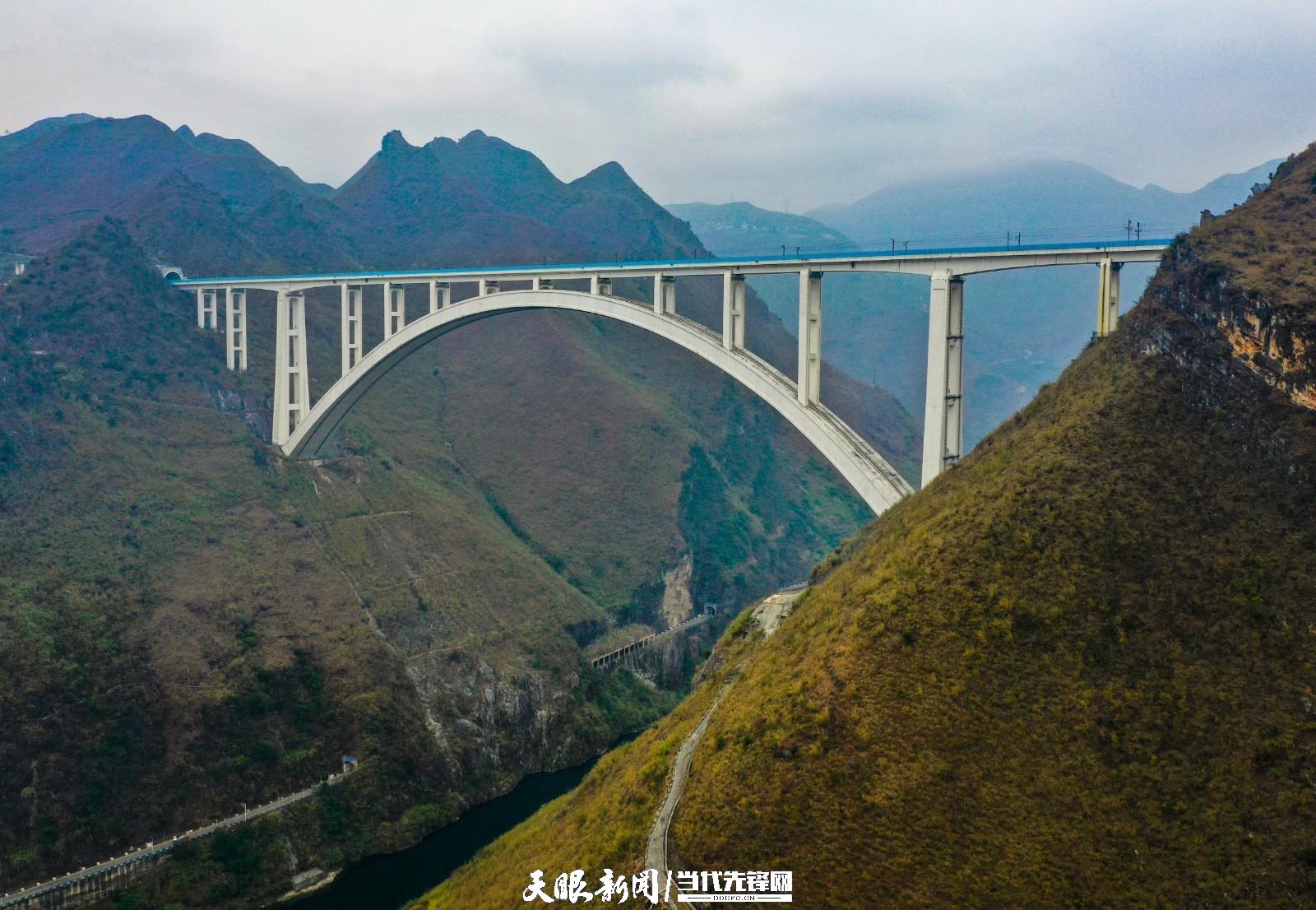 "随着沪昆高铁北盘江特大桥的投入运营及沪昆高铁的全线贯通,打通了