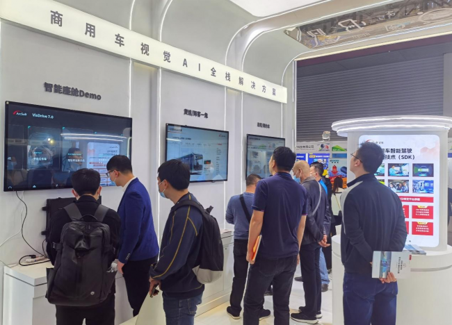 　　(观众参观体验虹软商用车产品)