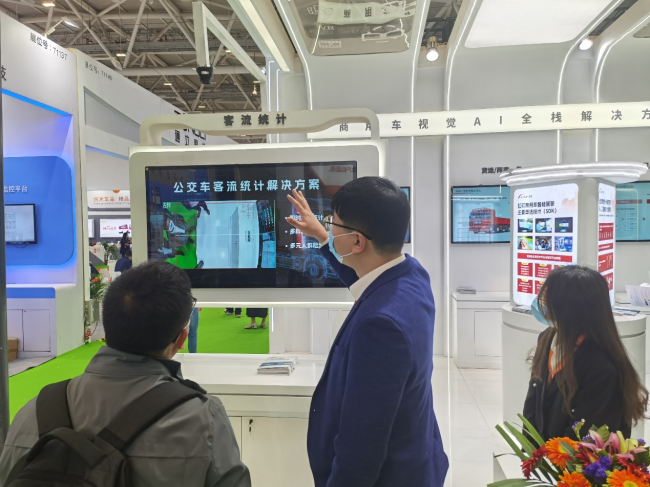 　　(观众参观体验虹软商用车产品)