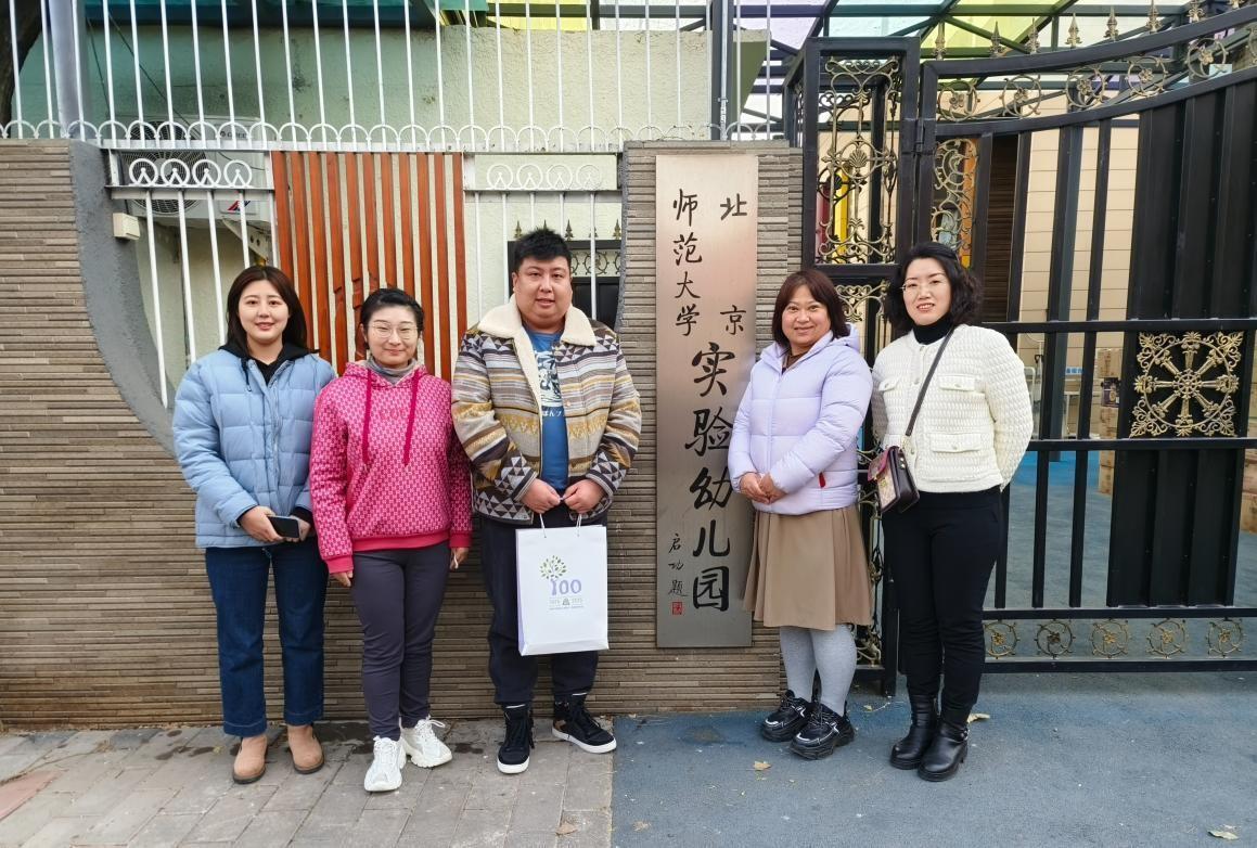 　　长春早教学院姚宇主任(左三)与合作幼儿园领导合影