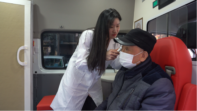 　　专业听力师正在现场为老人进行听力检测