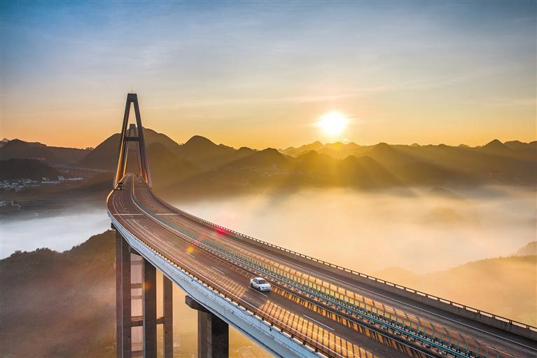 汕昆高速马岭河大桥,跨越著名的国家4a级风景区——马岭河大峡谷,是