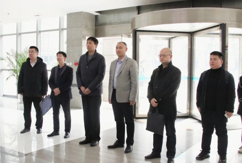 　　咸阳中院一行参观调研