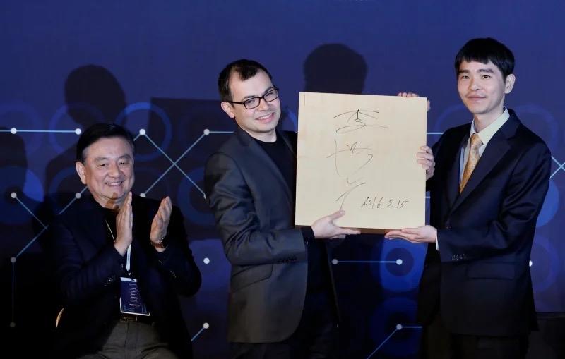 ↑阿尔法狗创始人哈萨比斯（中）庆祝AlphaGo战胜李世石（右）