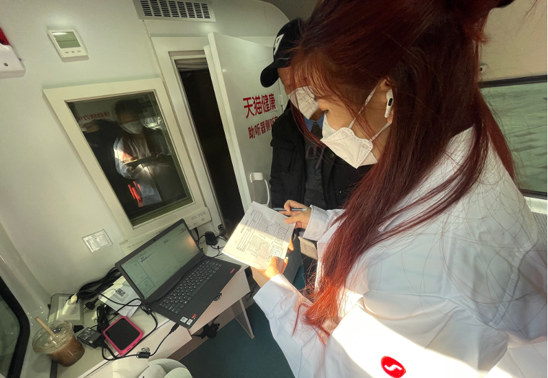 　　天猫健康专业听力师现场为老人解析听力问题