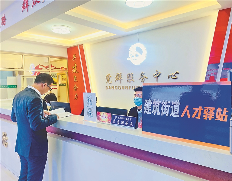 吴昌林 本报记者 刘莉摄本报讯(吴昌林 记者刘莉)为"服务人才"和"人才